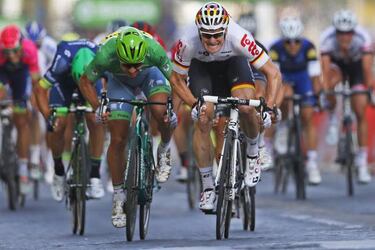 Froome enters history books with 3rd Tour de France win