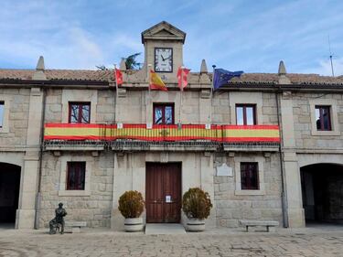 Enmarcada en el Parque Nacional de Guadarrama, esta localidad madrileña presenta un bonito centro histórico. Es uno de los pueblos de la Sierra de Madrid que conquista por sus cantidad de senderos. Los visitantes destacan la ruta de senderismo por el Vía Crucis del Valle de los Caídos, conocido también como Camino del Calvario. Es un recorrido entre ermitas y miradores que sorprende por sus miles de escaleras en mitad de los bosques y por sus increíbles vistas de las montañas madrileñas.

