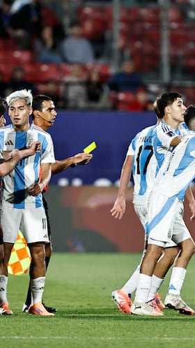 GR4018. SANTIAGO (CHILE), 11/10/2025.- Jugadores de Argentina y México se enfrentan este sábado, en un partido de cuartos de final de la Copa Mundial Sub-20 entre México y Argentina en el estadio Nacional Julio Martínez Prádanos, en Santiago (Chile). EFE/ Osvaldo Villarroel