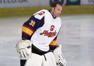 El portero checo, ya retirado firmó por el Guildford Phoenix, un modesto club semi profesional de la liga de hockey hielo inglesa. Aficionado al deporte del stick, en República Checa es un deporte muy popular, seguirá defendiendo una portería, aunque de menores dimensiones. Compagina su cargo de asesor deportivo en el Chelsea con defender la meta de los Phoenix.