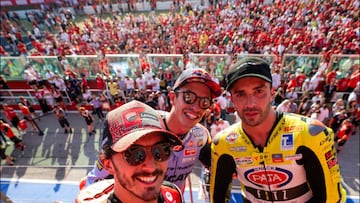 Bagnaia celebrando la victoria en la WDW con Iannone y Márquez