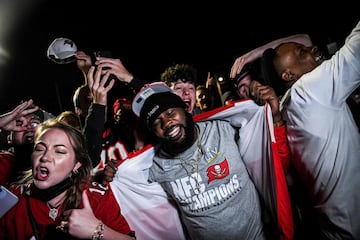 A pesar de la pandemia por coronavirus en el mundo, los aficionados de los Buccaneers salieron a las calles de Tampa Bay a celebrar.