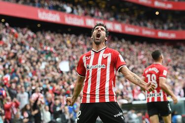 El delantero navarro del Athletic jugó su último partido como profesional, poniendo en pie San Mamés. Suyo fue el primer gol de la victoria de su equipo frente al Sevilla (2-0). El otro tanto fue obra de Muniain, que también se despidió del Athletic.