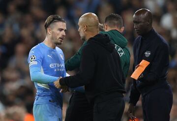 Guardiola, hablando con Grealish en el momento de sustituirle.