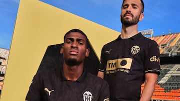 Mosquera y Gayà posan con la nueva camiseta.