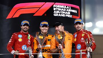Carlos Sainz (Ferrari), Lando Norris, Zak Brown (McLaren) y Charles Leclerc (Ferrari). Yas Marina, Abu Dhabi. F1 2024.