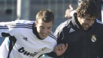 Van der Vaart bromea con Raúl durante el entrenamiento.