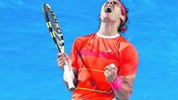 <b>LE COSTÓ. </b>Nadal celebra un punto en su sufrida victoria de ayer.