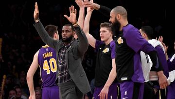 LeBron James celebra una canasta junto a sus compa&ntilde;eros de los Lakers.