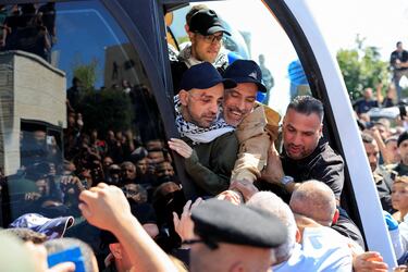 Prisioneros palestinos liberados reaccionan en un autobús tras ser liberados de una cárcel israelí como parte de un intercambio de rehenes por prisioneros y un acuerdo de alto el fuego en Gaza.