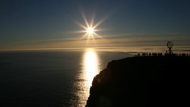 Así es el sol de medianoche, el fenómeno contrario a la noche polar que provoca días eternos