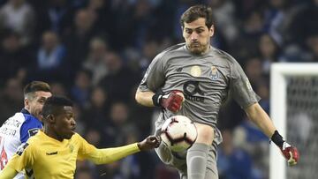 Iker Casillas disputa el balón en la victoria del Oporto ante el Nacional de Madeira.