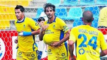 <b>INFALIBLE. </b>El delantero canarión Márcos Márquez, en la imagen celebrando uno de sus dos goles, no falló desde los 11 metros.