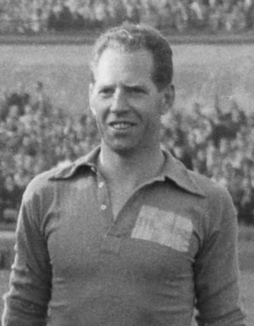 Fue miembro del equipo sueco que quedó cuarto en el Mundial de 1938 y jugó el Mundial del 50, competición en la que fue elegido mejor lateral izquierdo. Además de ello, Nilsson fue medalla de oro en los Juegos Olímpicos de Londres 1948. Desarrolló toda su carrera como profesional en el Malmö, lugar en el que permaneció desde 1934 a 1953. Se permitió el lujo de rechazar una oferta del AC Milan, que se interesó mucho en él. Falleció en septiembre de 1995 a los 79 años.
