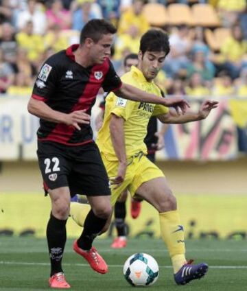 El centrocampista del Villarreal Trigueros (d) pelea un balón con Saúl, del Rayo Vallecano.