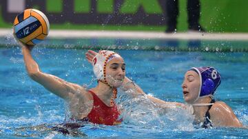 Roser Tarragó lanza en la final del Europeo de waterpolo.