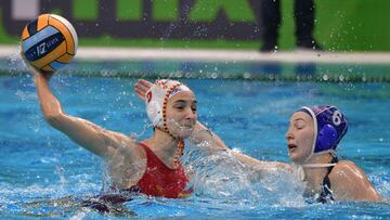 Roser Tarrag&oacute; lanza en la final del Europeo de waterpolo.