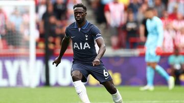 Davinson Sánchez durante un partido de Tottenham.