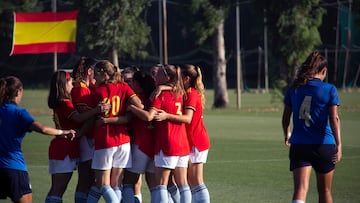 Las jugadores de la selección femenina sub-19 celebran un gol contra Italia en un amistoso.