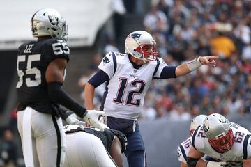 MEXICO CITY, MEXICO - NOVEMBER 19: Tom Brady #12 of the New England Patriots directs the offense against the Oakland Raiders during the first half at Estadio Azteca on November 19, 2017 in Mexico City, Mexico.   Buda Mendes/Getty Images/AFP
== FOR NEWSPAPERS, INTERNET, TELCOS & TELEVISION USE ONLY ==