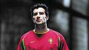 <B>DE ESTRENO.</B> Luis Figo luce la nueva equipación de Portugal.