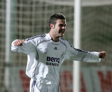 Comenzó su carrera en el Real Oviedo con 12 años y 2 después fichó por la cantera madridista. Debutó en el Cadete A y pasó por todas las categorías inferiores. En la temporada 2005/2006 llegó al juvenil, equipo con el que ganó la Liga y la Copa de Campeones de la División de Honor Juvenil. Esto y su buena actuación en el Europeo sub-19 le sirvió para dar el salto al Real Madrid Castilla sin pasar por el Real Madrid C, de hecho, terminó como segundo máximo goleador del filial. Se marchó al Valencia y después al Chelsea y al Manchester United, su último club.