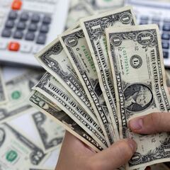 What is the difference between median salary and average salary?