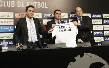 En diciembre de 2012, ficha por el Valencia para dirigir al equipo tras la destitución de Mauricio Pellegrino. 


















