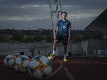 El joven defensa catalán (9 de enero de 2001, Martorell) criado en el Barcelona se fue con 16 años al Manchester City donde, tras 2 años en juveniles, debutó con el primer equipo mancuniano. Esta temporada ha disputado 25 partidos de skyblue, el último fue la derrota ante el Olympique de Lyon en cuartos de Champions League. Su entrenador en el City, Pep  Guardiola, reconoció en rueda de prensa que Eric García no aceptó la oferta de renovación de su contrato que expira el próxima 30 de junio de 2021. Con España se proclamó campeón del Europeo sub-17 (2017) y sub-19 (2019)