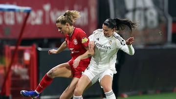 Soccer Football - Women's Champions League - FC Twente v Real Madrid - Grolsch Veste, Enschede, Netherlands - December 17, 2025 FC Twente's Eva Elberink in action with Real Madrid's Maria Mendez REUTERS/Piroschka Van De Wouw