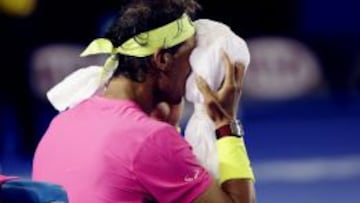 Nadal, sufriendo en la silla de cambios.