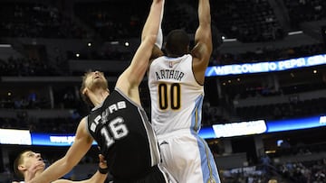 DEN14. DENVER, CO (EE.UU.), 05/01/2016.- El jugador Darrell Arthur (d) de Denver Nuggets en acci&oacute;n ante Pau Gasol (c) de San Antonio Spurs hoy, jueves 5 de enero de 2017, durante un partido de baloncesto de la NBA entre San Antonio Spurs y Denver Nuggets en Denver (EE.UU.). EFE/Todd Pierson