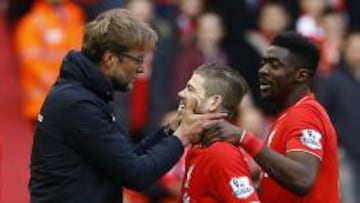 Klopp felicita a Alberto Moreno.
