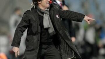 El entrenador del Granada Juan Antonio Anquela da instrucciones a sus jugadores, durante el partido de la decimonovena jornada de Liga de Primera Divisi&oacute;n, disputado frente al Getafe esta tarde en el Coliseum Alfonso P&eacute;rez de Getafe.