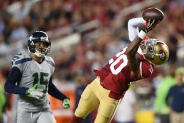 En la foto, Kenneth Acker interceptando comodamente una de las bombas de Wilson. La otra intercepción la había hecho antes Tramaine Brock. Ninguna de las dos fue relevante, ya que cuando se produjeron el partido ya iba 17 a 0 para los de Seattle.