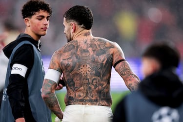 Además del mencionado tatuaje, el defensor argentino tiene en la espalda varios tatuajes dedicados a conocidas series de televisión como 'Prision break' o  'Peaky Blinders'.