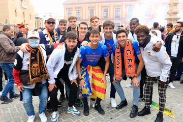 Los jugadores del Valencia Mestalla junto a Serreta, histórico utillero del club.