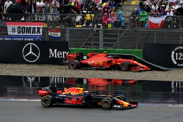 Max Verstappen pasa junto al coche accidentado.