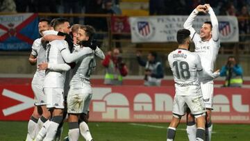 La Cultural celebra uno de sus goles en la Copa del Rey ante el Atlético.
