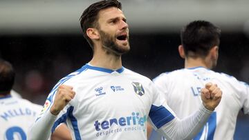 Mario Gonz&aacute;lez, del Tenerife, celebra uno de sus tantos.