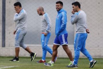 Los jugador  de  de Universidad de Chile Gonzalo Jara, Gustavo Lorenzetti, Gonzalo Espinoza y Lorenzo Reyes son fotografiados  durante  el entrenamiento  en las canchas del CDA en Santiago, Chile.