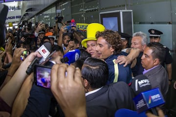 El Aeropuerto Internacional de la Ciudad de México vivió minutos caóticos ante la llegada del guardameta mexicano, ahora elemento de Las Águilas.