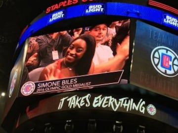 Simone Biles en el Staples Center durante el partido que enfrentó a Los Angeles Clippers y a Golden State Warriors.