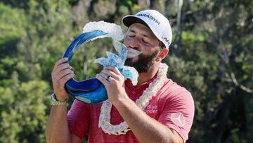 LAHAINA, HAWAII - JANUARY 08: Jon Rahm of Spain celebrates with the trophy after winning during the final round of the Sentry Tournament of Champions at Plantation Course at Kapalua Golf Club on January 08, 2023 in Lahaina, Hawaii.   Andy Lyons/Getty Images/AFP (Photo by ANDY LYONS / GETTY IMAGES NORTH AMERICA / Getty Images via AFP)