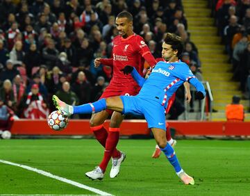 Joao Felix y Joel Matip.