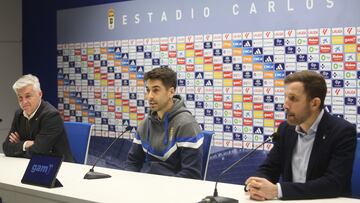 22/01/25 REAL OVIEDO PRESENTACION DE CESAR DE LA HOZ COMO NUEVO JUGADOR DEL REAL OVIEDO ENTRE EL DIRECTOR DEPORTIVO ROBERTO SUAREZ (I) Y EL DIRECTOR GENERAL AGUSTIN LLEIDA (D)