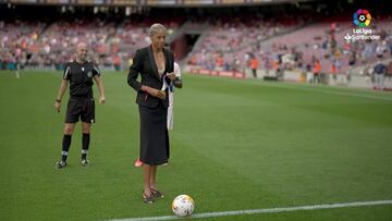 La campeona olímpica Yulimar Rojas hizo el saque de honor en el Camp Nou