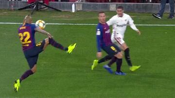 El Sevilla reclamó un penalti en el minuto 25 por mano de Vidal
