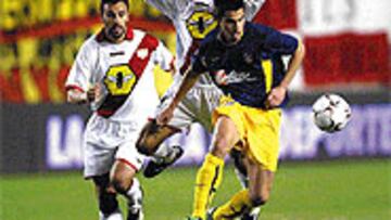 <b>CALIDAD.</b> Jorge fue el jugador atlético que tuvo las ideas más claras, pese al fuerte marcaje que le hicieron los rayistas Iriney y Quevedo.