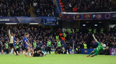 3-0. Enzo Fernández  asiste a a Liam Delap que anota a placer el tercer tanto. El gol del delantero inglés fue revisado por el VAR por posible fuera de juego del centrocampista argentino.
